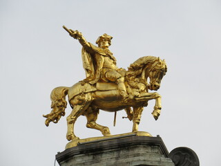 Fototapeta na wymiar A golden statue in Grand Place in Brussels, Belgium