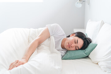 寝室で良質な睡眠・熟睡・快眠する男性（睡眠・眠る・昼寝）
