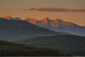 Obraz premium The longitudinal mountains and the setting sun and the forest 