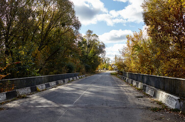 Barrier, designed to prevent the exit of the vehicle from the curb or bridge. Guarding rail on suburban road
