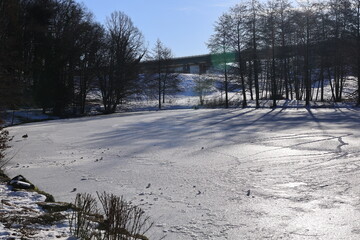 Blick auf den zugefrorenen Seilersee in Iserlohn im Sauerland	