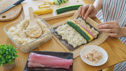 日本の巻き寿司・海苔巻きを作る女性 © aomas