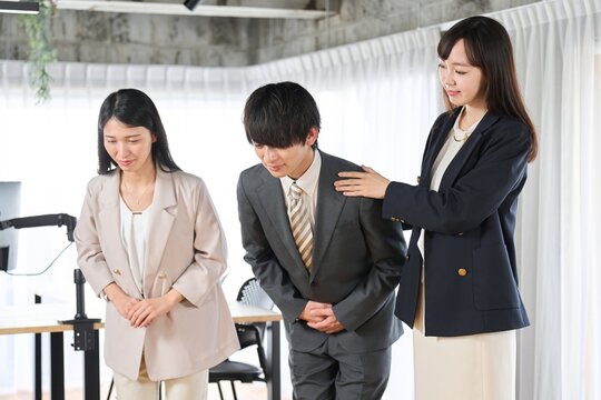 マナー研修を行うビジネスパーソン	