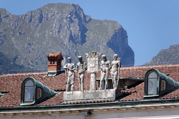 Statuen auf einem Dach in Belluno