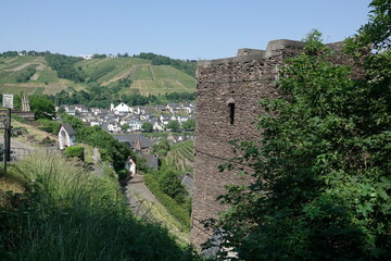Fototapeta premium Der viereckige Turm in Zell an der Mosel