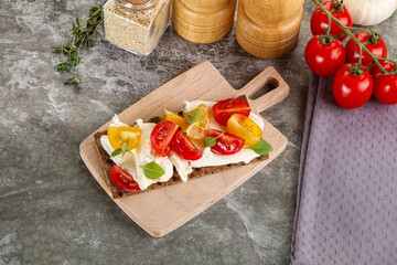 Grain bread with tomato and cream cheese