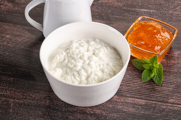 Grain curd with cream and jam