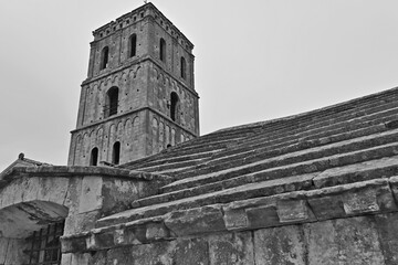 Arles, ila torre della Cattedrale di Saint-Trophime - Provenza, Francia	