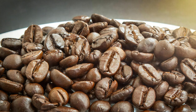 山積みのコーヒー豆のイメージ。珈琲豆の素材。An image of a pile of coffee beans. Coffee bean material.