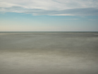Minimalistische Ansicht der Ostsee, mit Langzeitbelichtung aufgenommen - 731665253