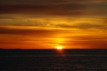 Naklejka premium Landscape of the sea during a breathtaking stunning sunset in the evening