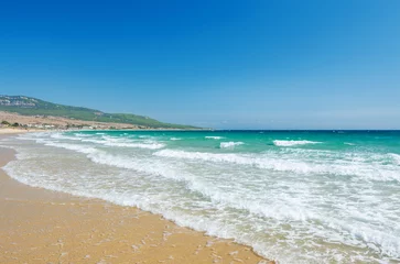 Photo sur Plexiglas Plage de Bolonia, Tarifa, Espagne Beautiful waves on the beach Playa de Bolonia on the Atlantic coast of Tarifa, Province of Cadiz, Andalusia, Southern Spain.