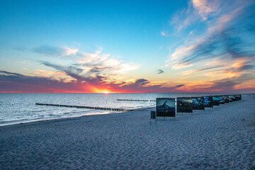 Sonnenaufgang am Zingster Strand mit Fotoausstellung.