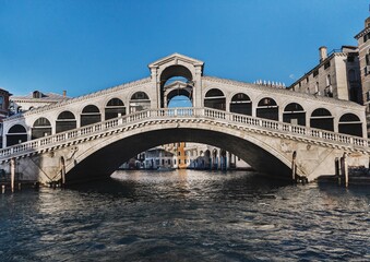 A beautiful shot of the historic Rialto bridge in Venice - obrazy, fototapety, plakaty