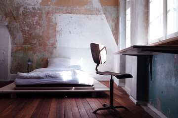 Vintage Zimmer mit Bett, Lampe und Regalen vor retro Wand mit schreibtisch