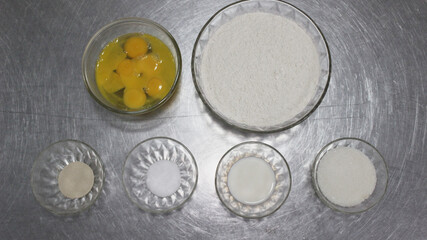 the ingredients for making the cake dough consist of egg yolks, flour, yeast, white milk and sugar