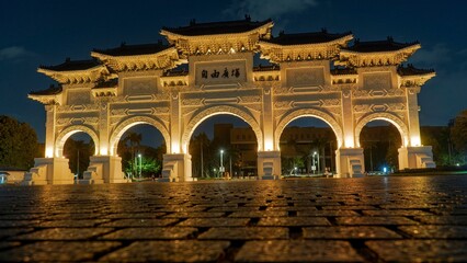 Obraz premium Square entrance of Chiang Kai-Shek Memorial Hall at Night