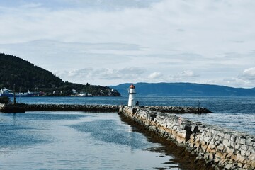Fototapeta premium Scenic shot of a lighthouse on the shoreline of a body of water