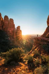 Photo sur Plexiglas Arizona Man standing on top of a rock admiring scenic mountain range in Sedona, Arizona
