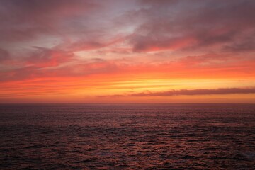Obraz premium Mesmerizing view of the dusk in orange and pink colors on the Atlantic Ocean La Palma Canary Islands