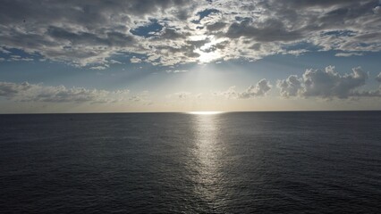 Obraz premium Beautiful ocean featuring a stunning reflection of the sun