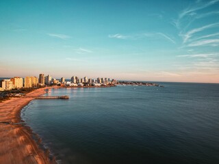 Fototapeta premium An aerial view of a beautiful sunset over Punta del Este beach