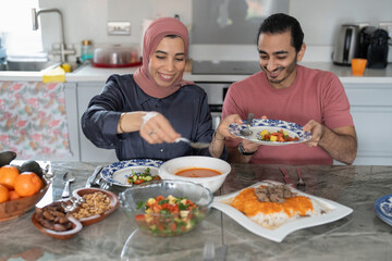 Obraz na płótnie Canvas Mid adult couple eating meal at home