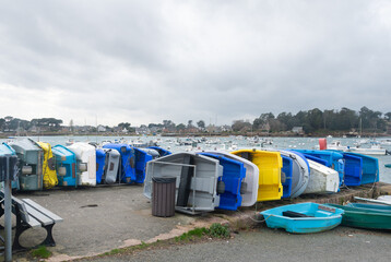 Annexes colorées dans le port de Ploumanac'h en Bretagne - France