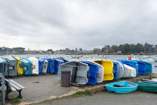 Annexes color&eacute;es dans le port de Ploumanac'h en Bretagne - France