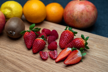 Erdbeeren und Himbeeren auf Holzbrett