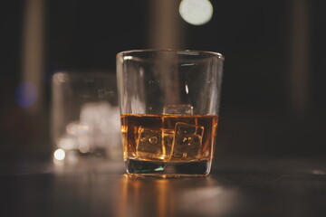 Celebration night, pour whiskey into a glass. Give to friends who come to celebrate