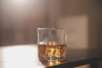 Celebration night, pour whiskey into a glass. Give to friends who come to celebrate