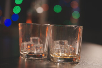 Celebration night, pour whiskey into a glass. Give to friends who come to celebrate