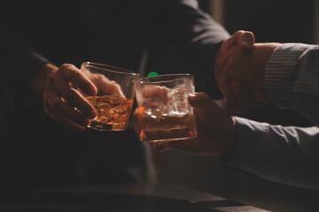 Celebration night, pour whiskey into a glass. Give to friends who come to celebrate