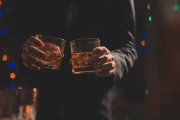 Celebration night, pour whiskey into a glass. Give to friends who come to celebrate