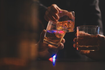 Celebration night, pour whiskey into a glass. Give to friends who come to celebrate