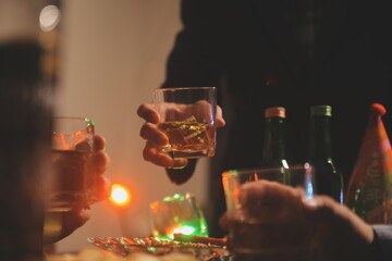 Celebration night, pour whiskey into a glass. Give to friends who come to celebrate