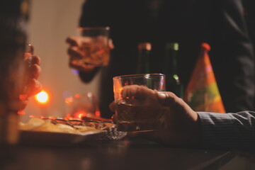 Celebration night, pour whiskey into a glass. Give to friends who come to celebrate