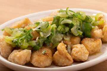 ぼんじり揚げのネギ塩だれ