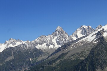 Obraz premium the beautiful snowy peaks of chamonix, france