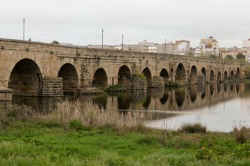 Fototapeta na wymiar El Puente Romano, längste antike Römerbrücke über den Fluss Guadiana in Mérida, Extremadura ist auf dem Pilgerweg Via de la Plata von Sevilla nach Santiago de Compostela