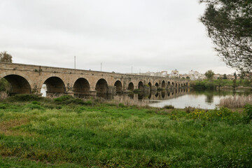 El Puente Romano, längste antike Römerbrücke über den Fluss Guadiana in Mérida, Extremadura ist auf dem Pilgerweg Via de la Plata von Sevilla nach Santiago de Compostela