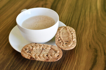 Galletas saludables y café con leche.
