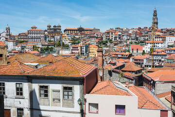 Naklejka na ściany i meble Vista panorámica con los tejados y casas antiguas del centro histórico de la ciudad de Oporto, Portugal