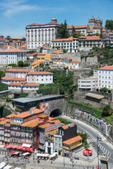 Obraz premium Casas y Palacio Episcopal e lo alto de una colina en la ciudad de Oporto, Portugal