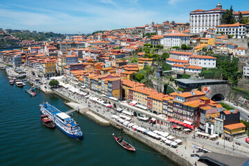 Vista aérea de la ciudad de Oporto, desde el puente de hierro de Luis I sobre el río Duero - obrazy, fototapety, plakaty