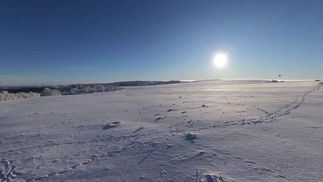 zauberhaft vereiste sonnige Winterlandschaft im Morgenlicht, Winterwunderland, Winterzauber, vereiste B&auml;ume, Schnee, K&auml;lte, Raureif, Natur, Idylle, Frost 
