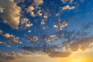 Obraz premium Beautiful sky with cloud before sunset