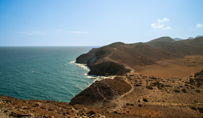 Acantilados junto a la cala de Los Amarillos en el mar Mediterráneo. Junto a la playa de los...