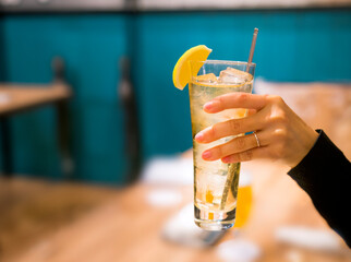 グラスのハイボール © Nii Koo Nyan